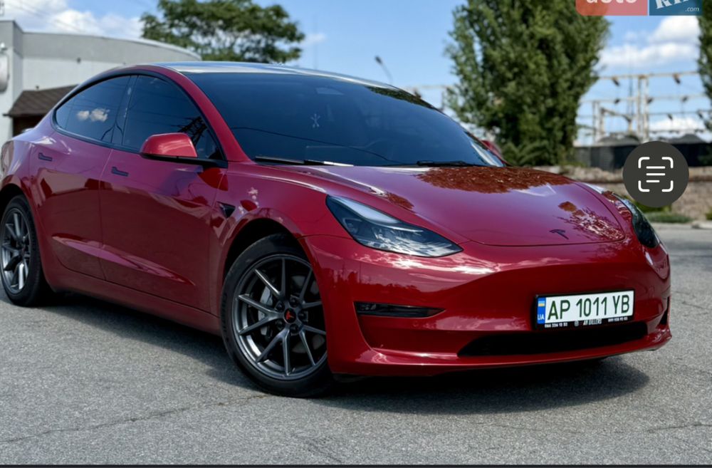 Tesla model 3 2022 год.
