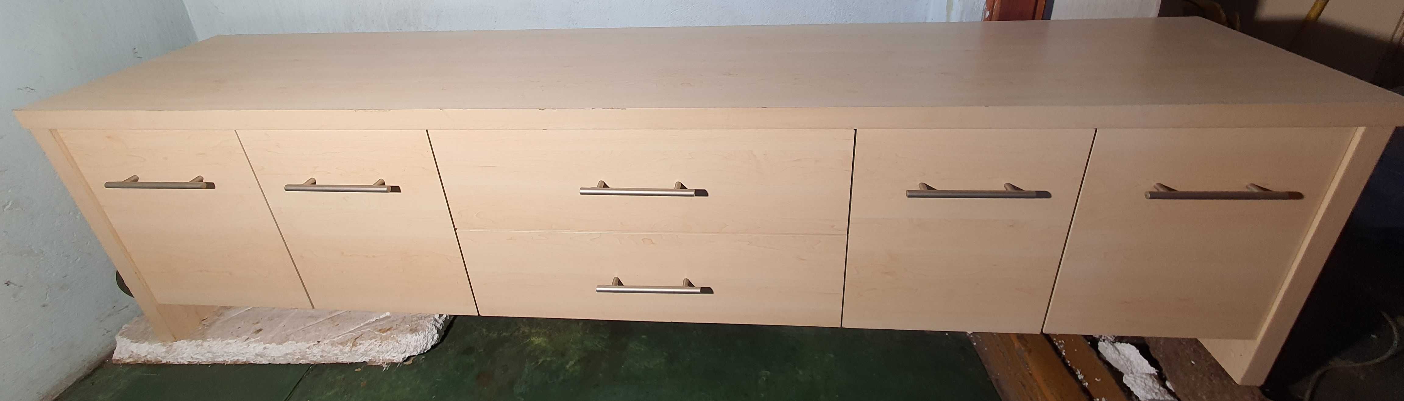 Szafka pod telewizor z półkami i szufladami.
