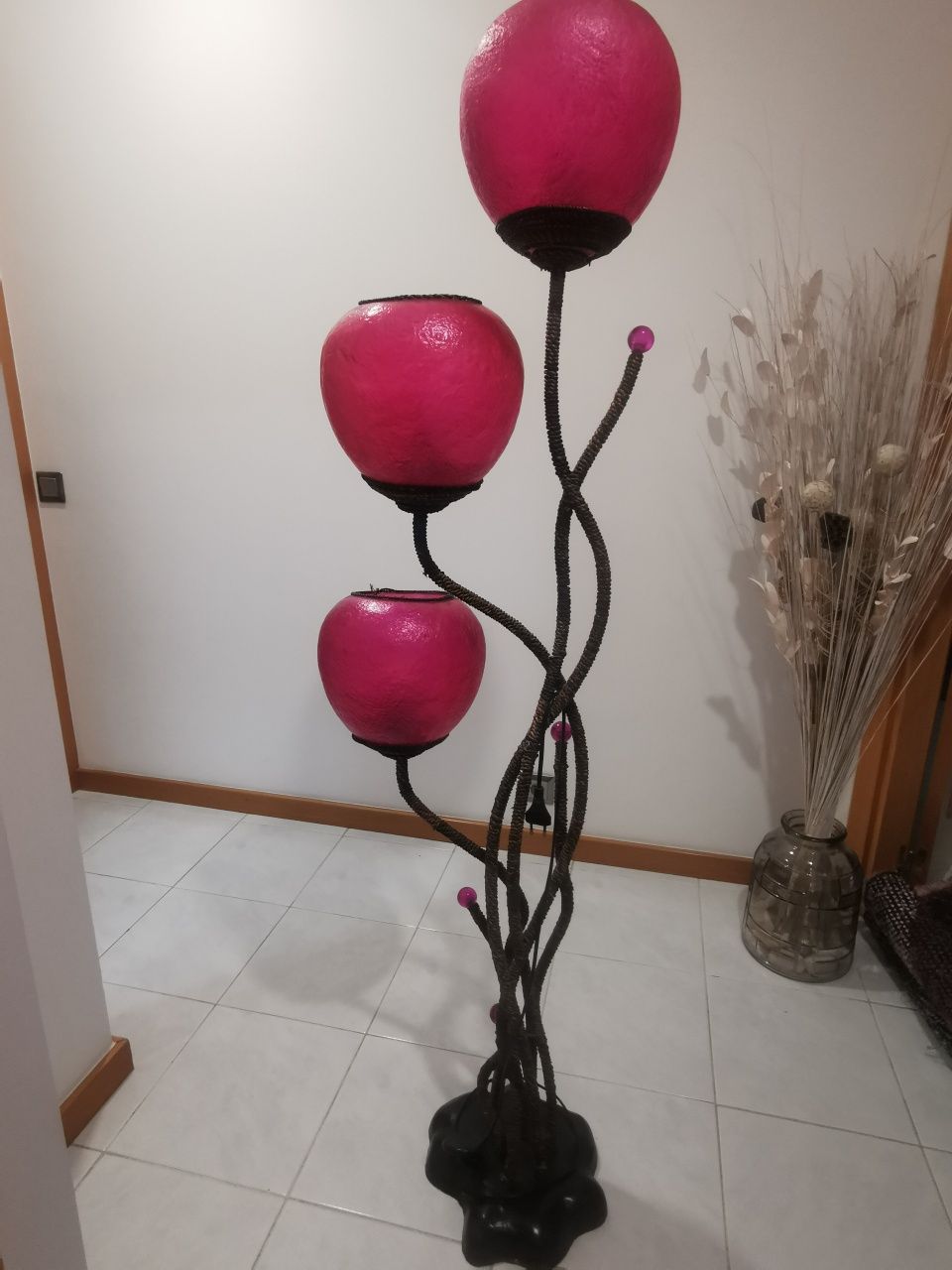 candeeiro de pé rosa