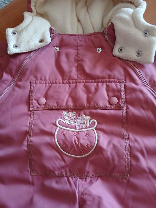 Śliczny zimowy kombinezon