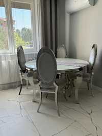 Stół z krzesłami glamour