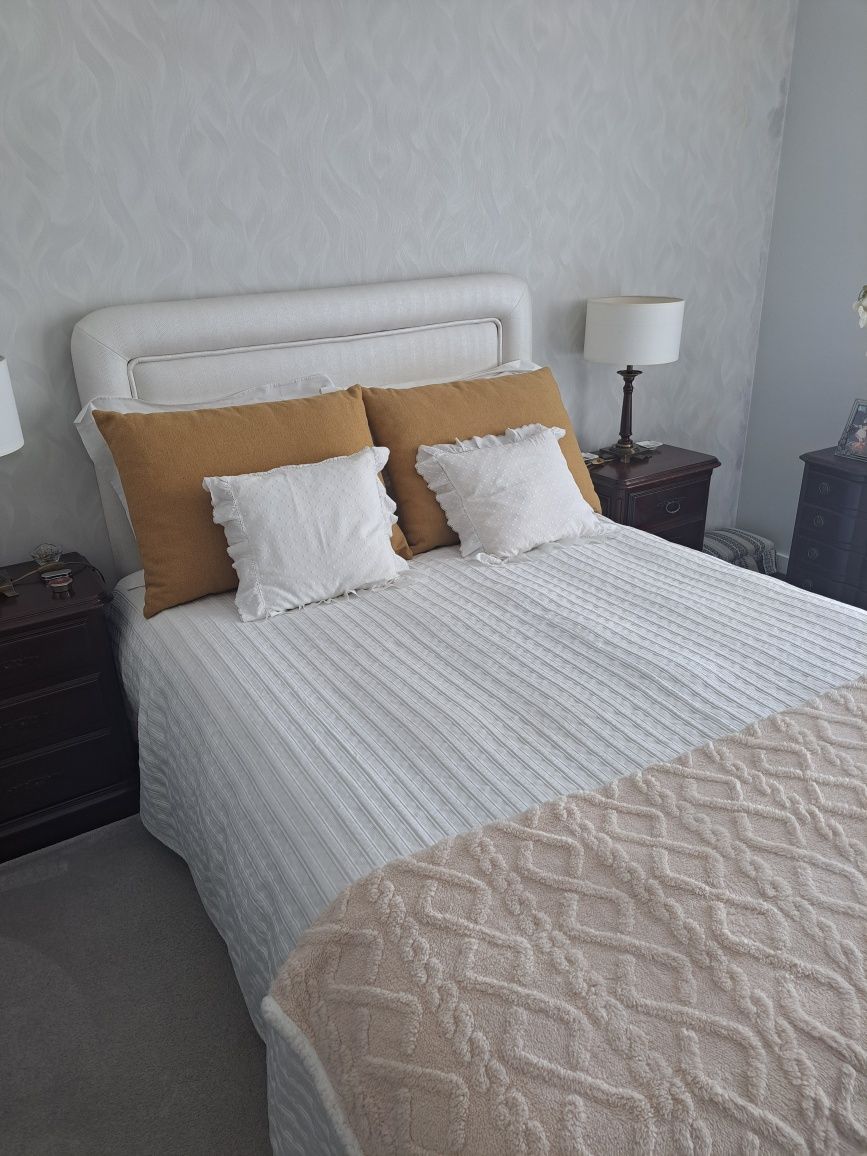 cama de casal - sommier com colchão.