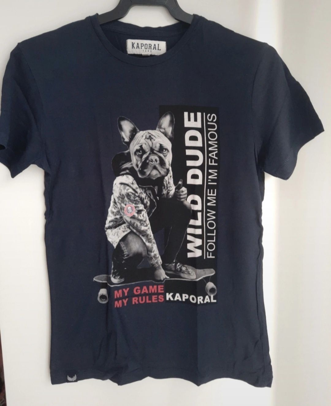 T-shirt estampada de cão no skate