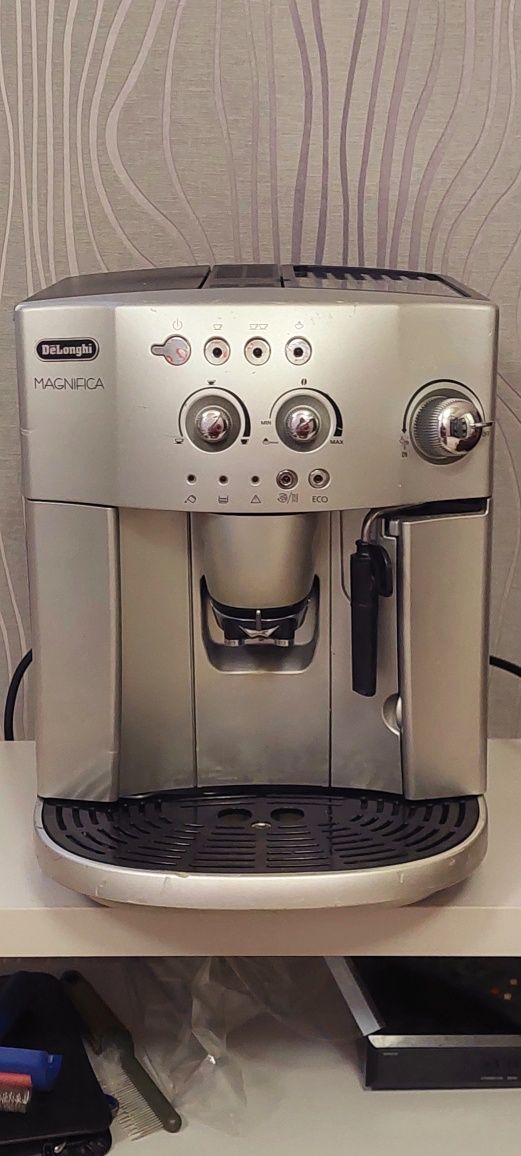 Автоматична кавомашина Delonghi Magnifica ESAM 4200