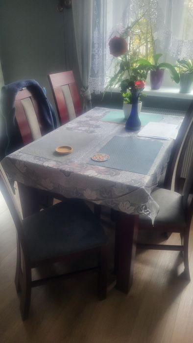 Stół rozkładany i 6 krzeseł