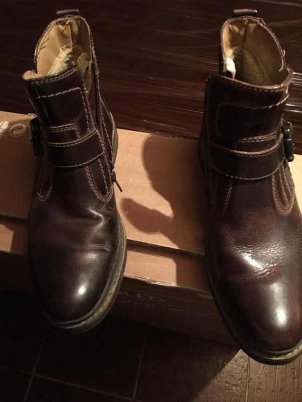 Botas de homem em pele com pelo por dentro