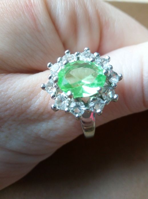 Срібна каблучка з дорогоцінним каменем