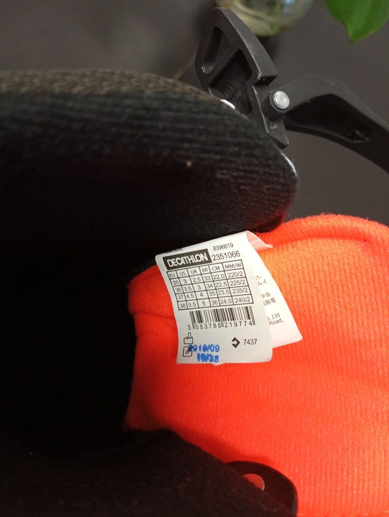 Patins criança Decathlon ajustáveis + capacete