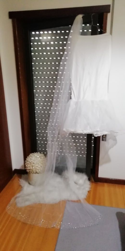 Vestido Noiva com saiote e véu Amour Glamour