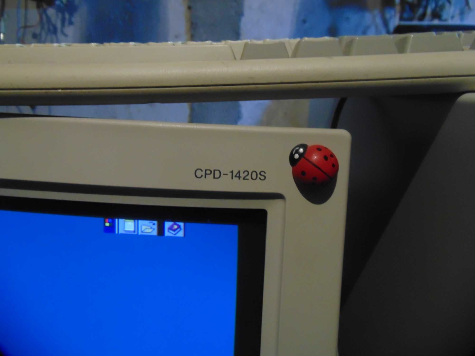 Stary komputer 486 DX2-S z monitorem.