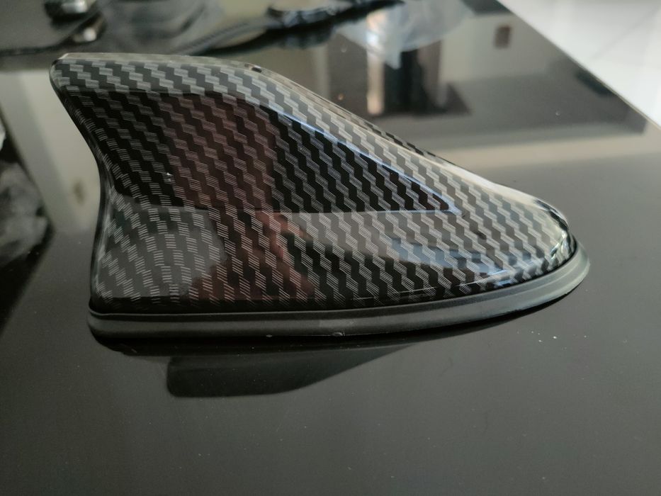 Antena uniwersalna typu płetwa rekina carbon