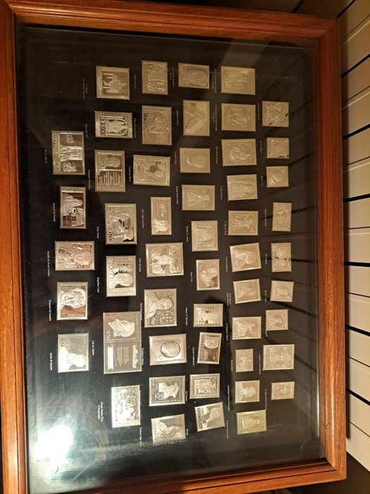 Selos prata em mesa de exposição