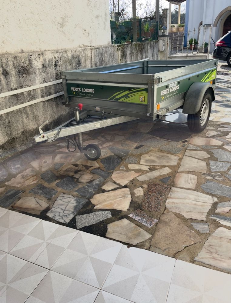 Vendo reboque semi novo