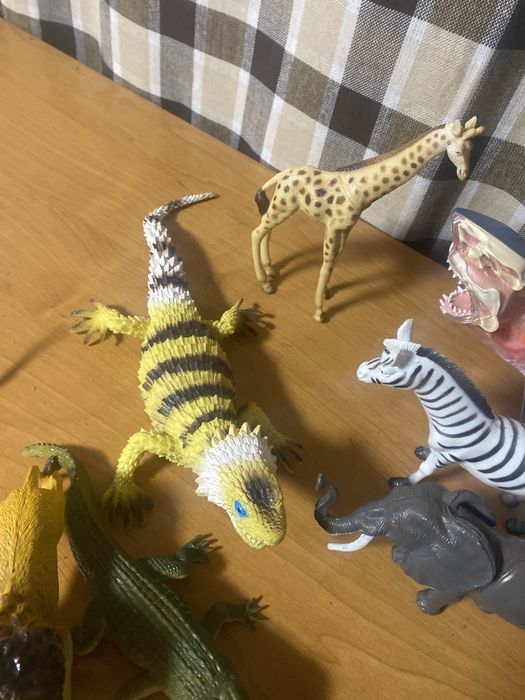 Фигурки игрушки животных ,пресмыкающих,акулы