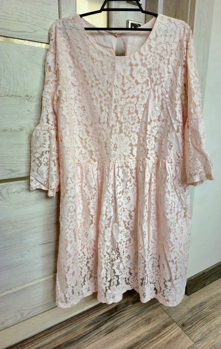 Ніжно-рожева мереживна сукня