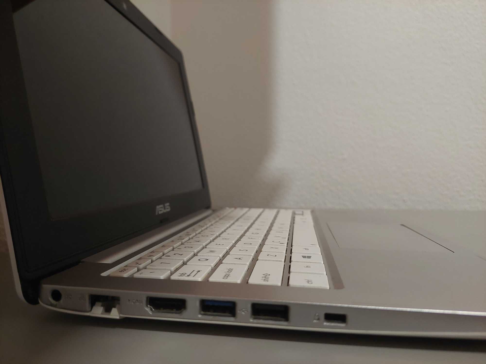 Smukły laptop/notebook Asus X201E (SSD, 4GB RAM)
