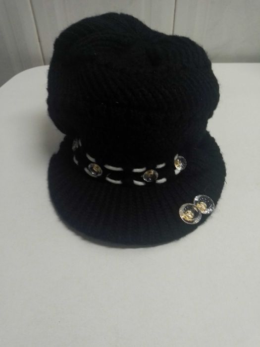 Boné/gorro preto decorado com botões