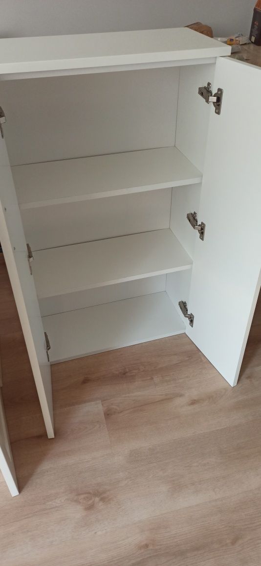 Komplet dwóch białych wiszących szafek z półkami