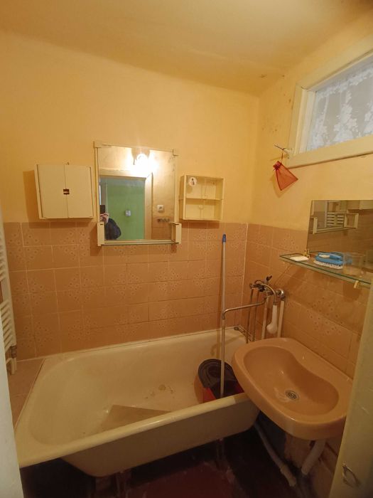 2 кімнатна КВАРТИРА 54 кв.м біля АТБ, житловий стан, 2 балкони, лоджія