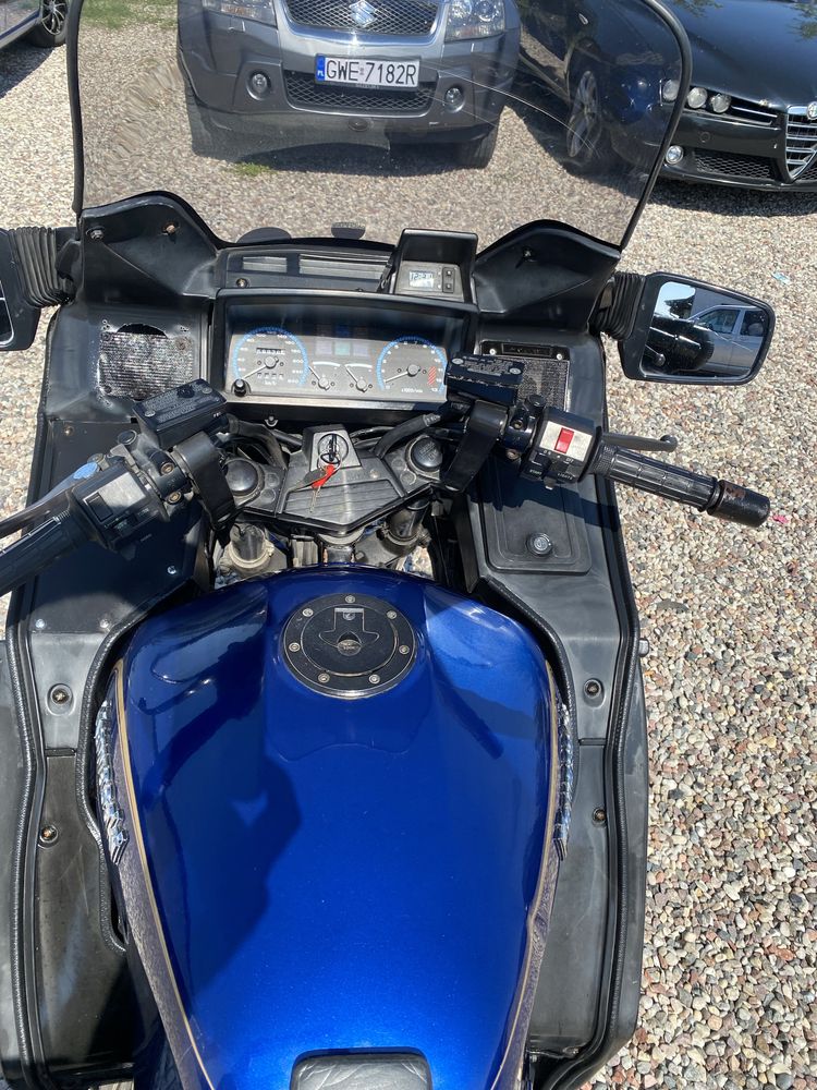 Kawasaki GTR 1000 z 1989 roku .