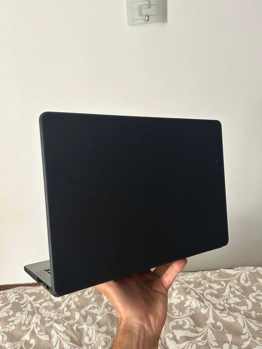 MacBook Pro 14in M3 chip 18Gb ram