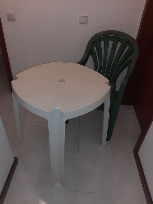 Mesa e 2 cadeiras plástico jardim.