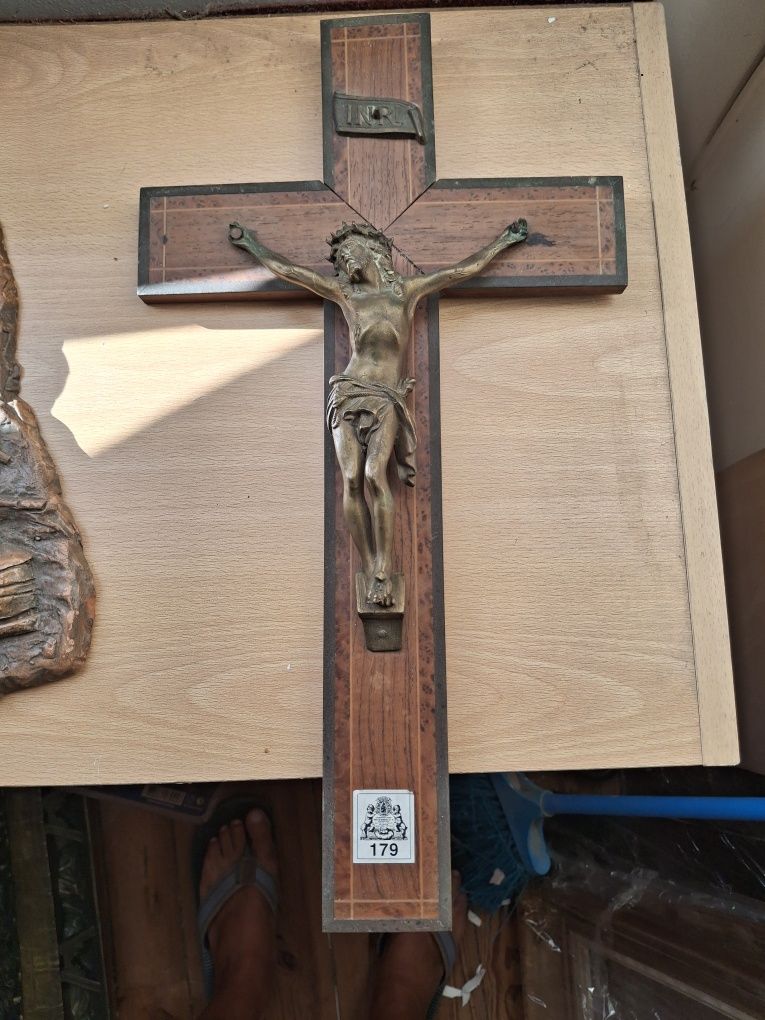 Cristo na cruz  em bronze ?