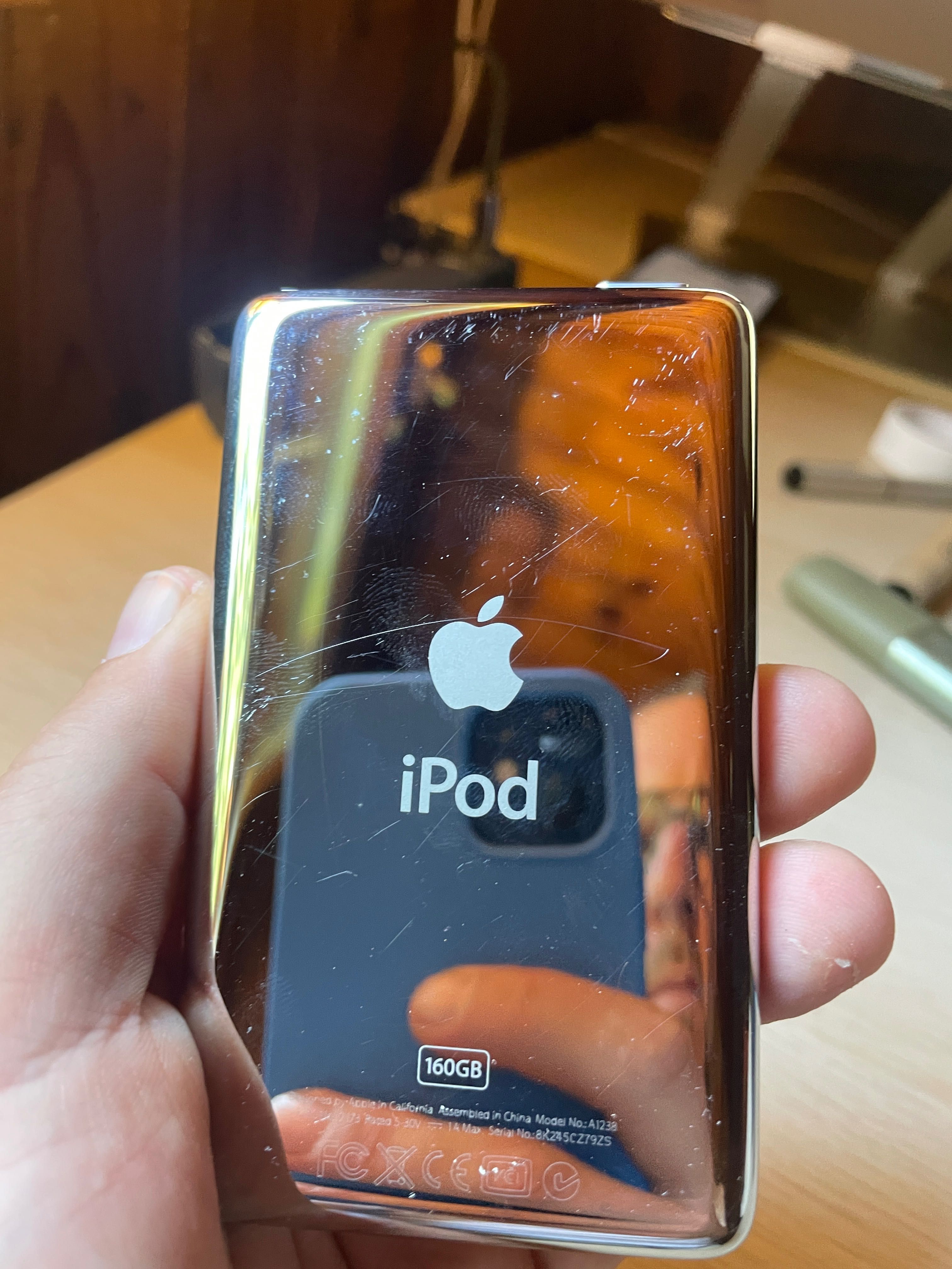 iPod classic 160 GB + etui i kable