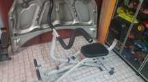 Máquina de exercícios , braços e glúteo.