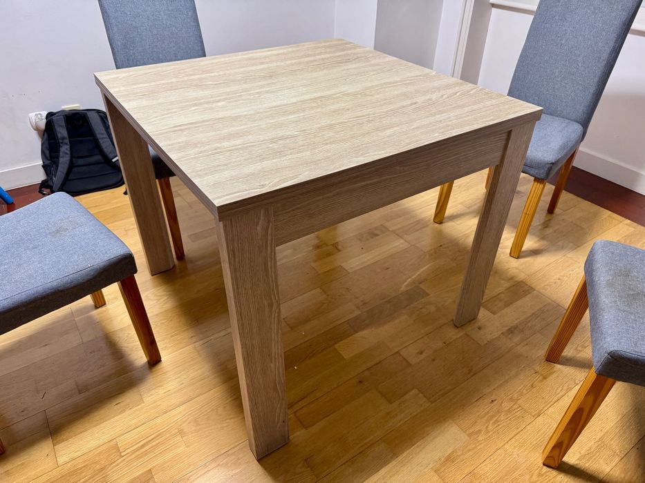 Mesa de jantar extensível em carvalho claro (90x90/180)