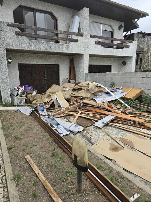 Recolhas de entulhos móveis madeiras sucatas telhas etc