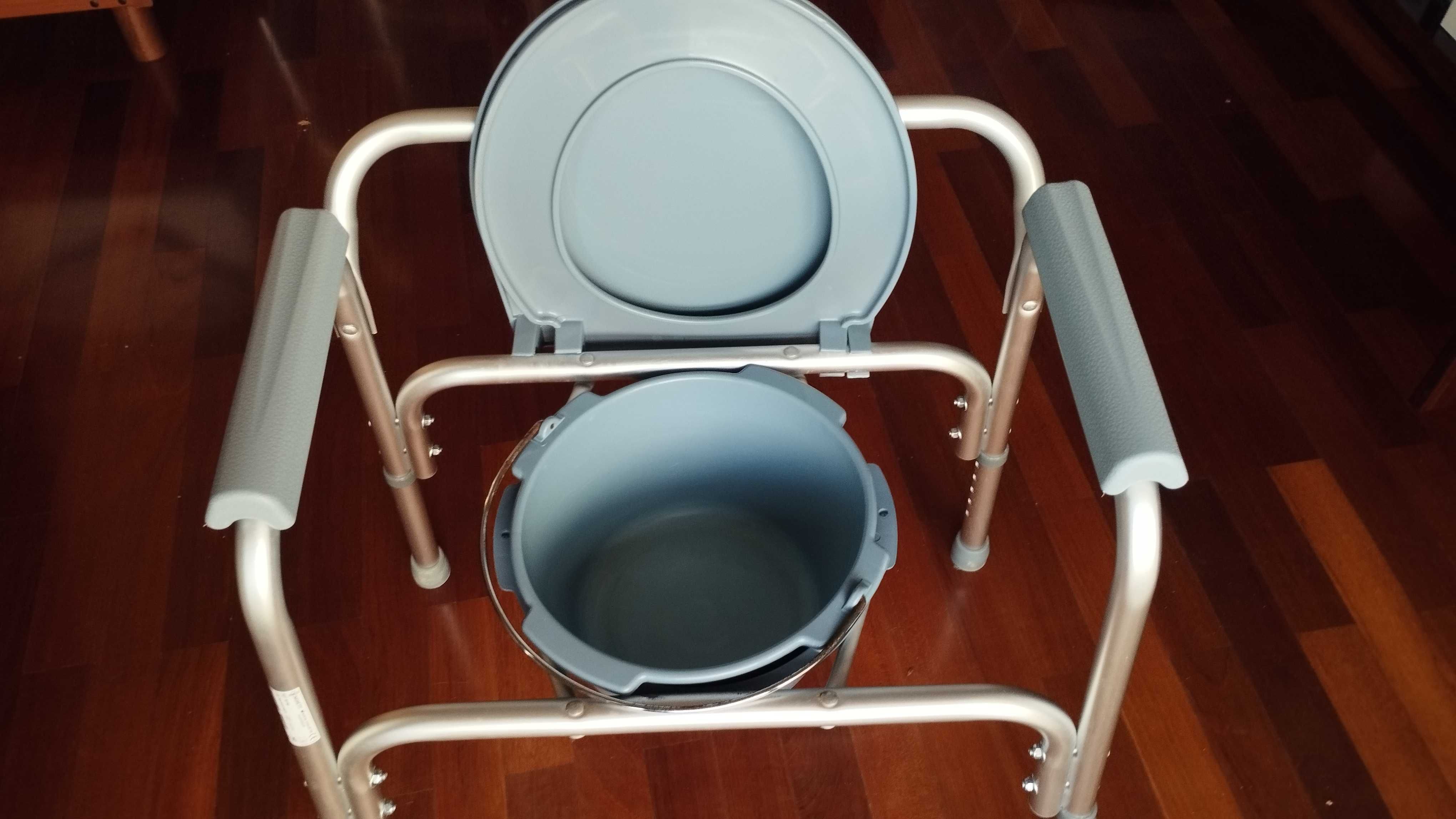 Cadeira Sanitária MOPEDIA em alumínio