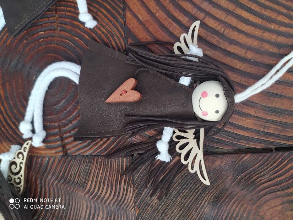 Aniołki : skórzano-drewniano-bawełniane