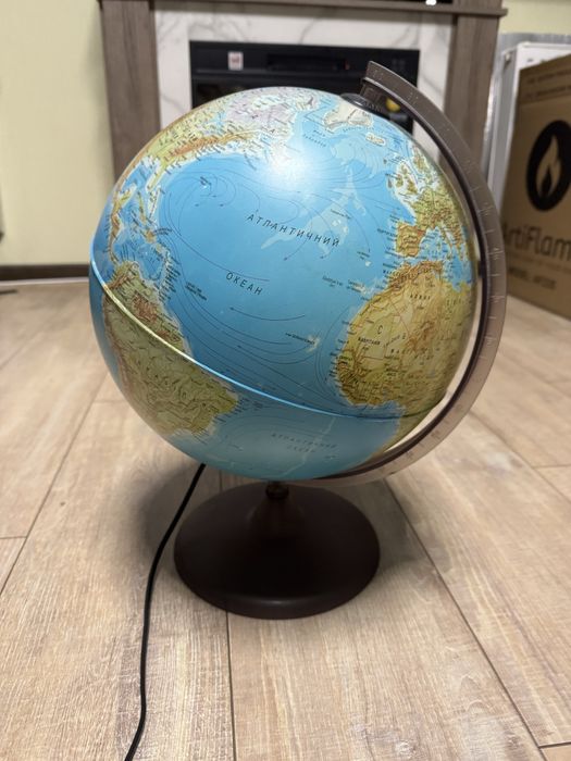 Глобус з підсвіткою