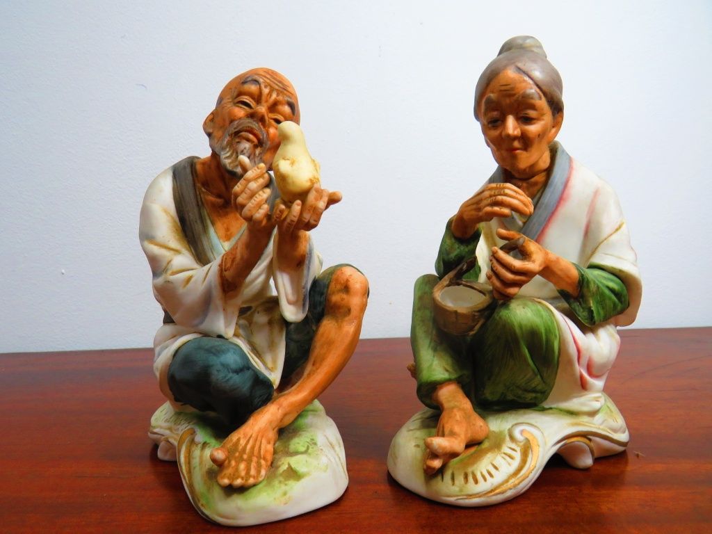 Par de anciãos chineses em cerâmica fina.