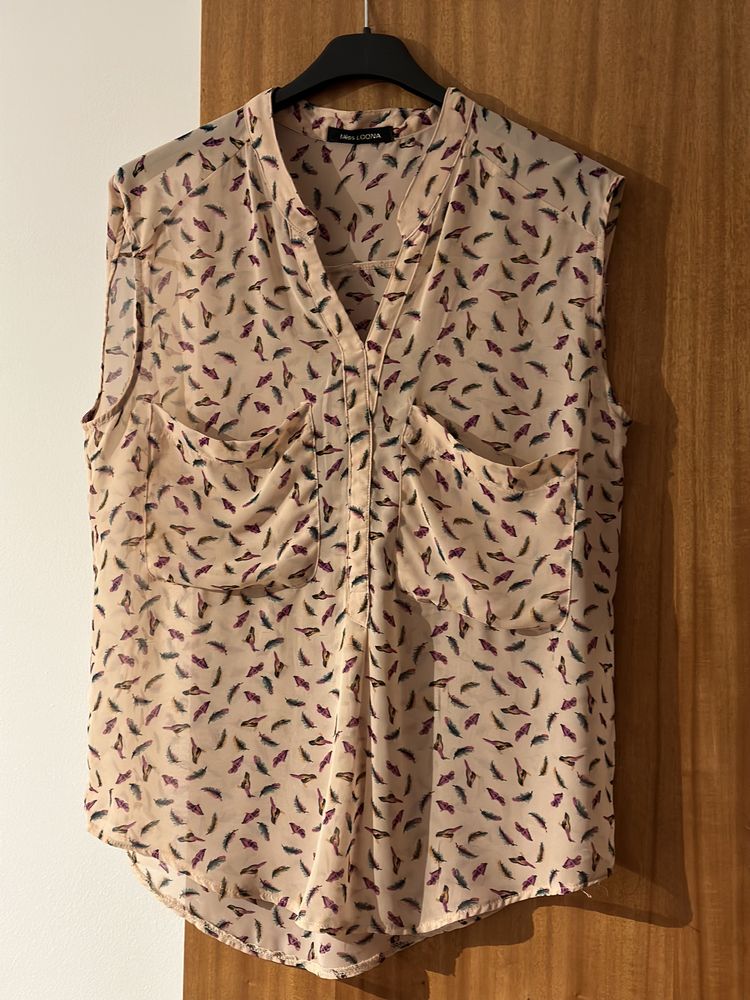 Camisa rosa com detalhes