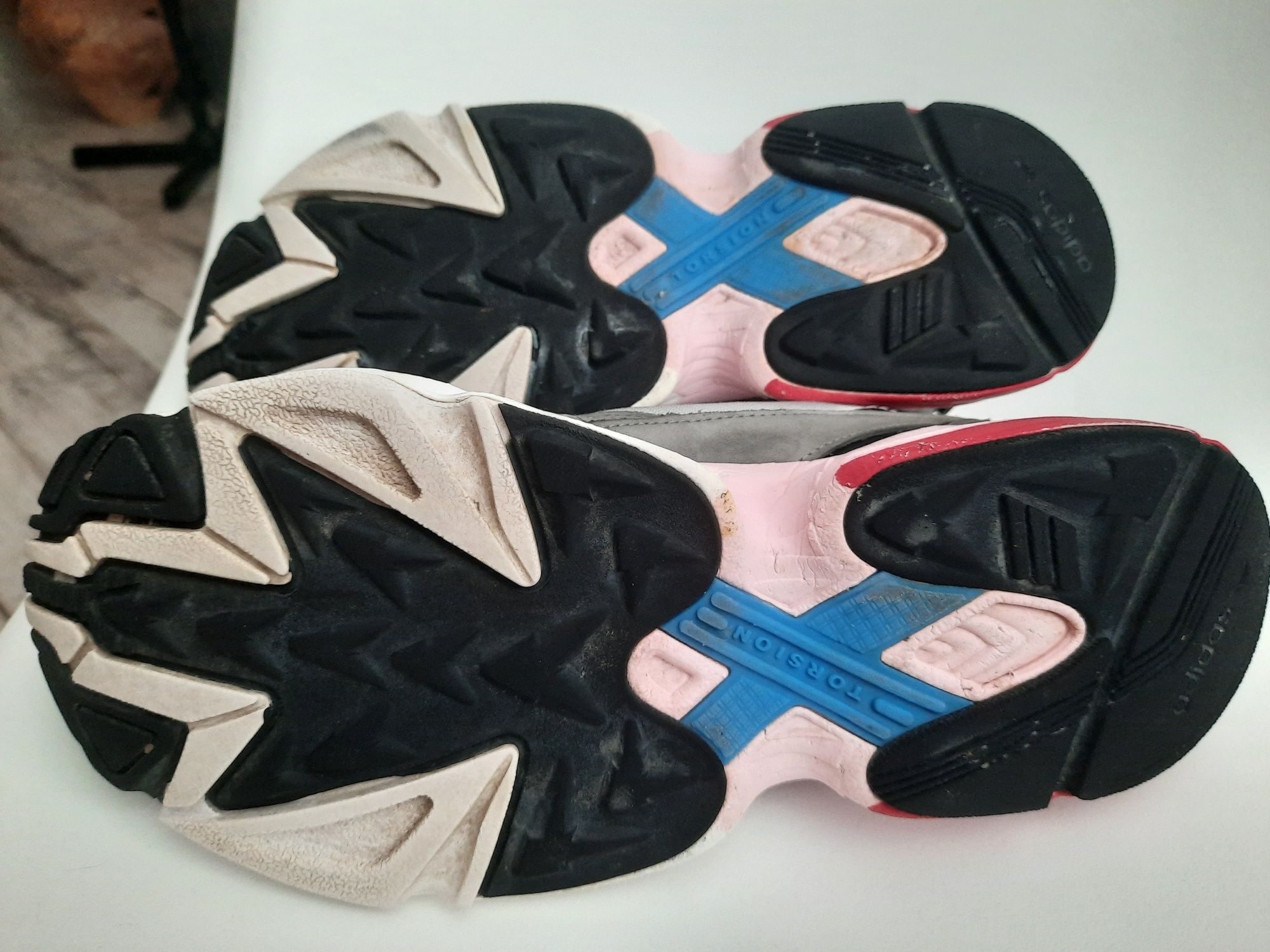 Кросівки Adidas Falcon