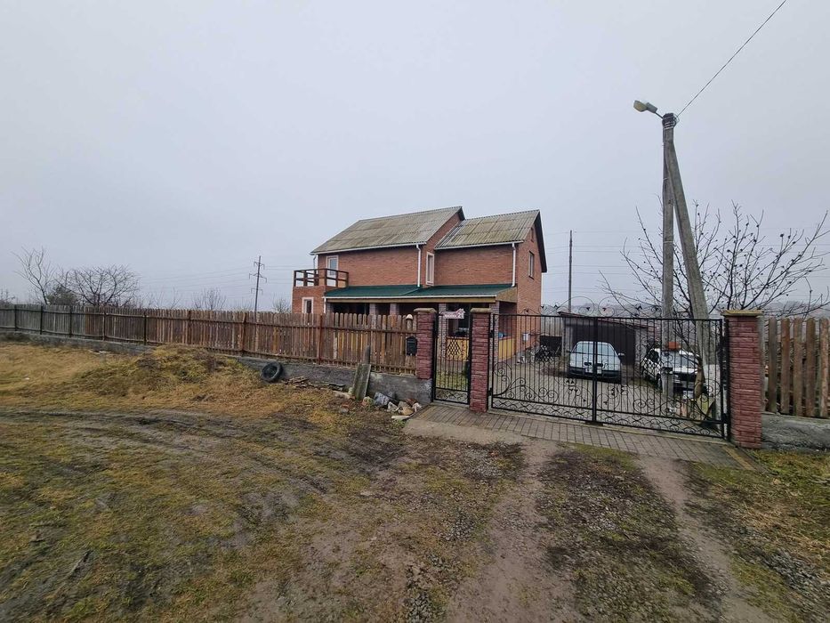 Продається двоповерховий будинок на Старому місті