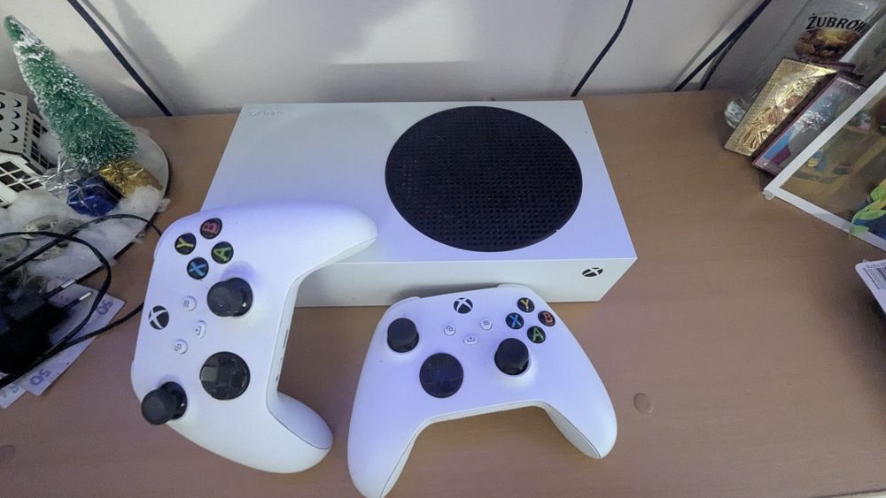 Xbox series S 2 джостіка + колекція ігор