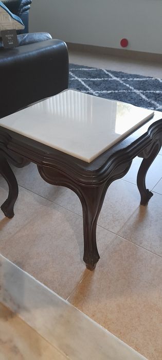 Mesa de apoio com pedra mármore