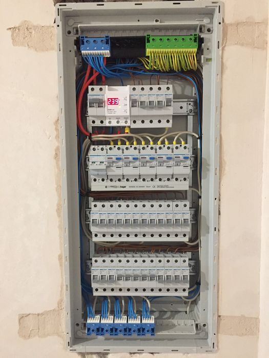 Електромонтажні послуги від заміни розетки до монтажу електропроводки.