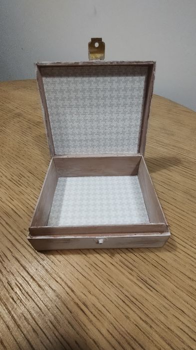 Pudełko drewniane ozdobne z pieskiem