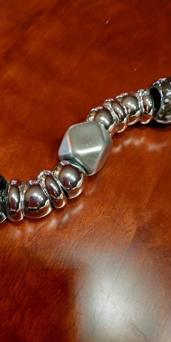 Naszyjnik 3-pasmowy z dużymi koralami.