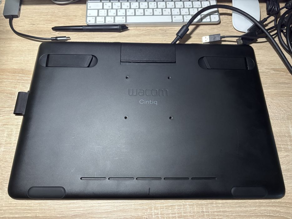 Графічний монітор-планшет Wacom cintiq 16 FHD