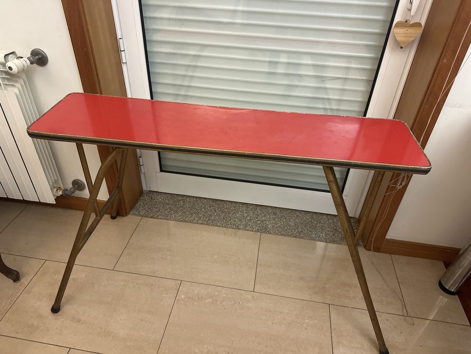 Mesa estilo vintage vermelha