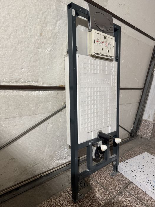 Stelaż Alcaplast z przyciskiem