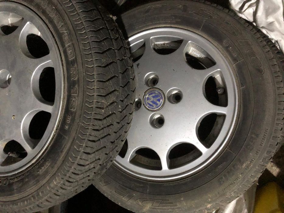 jantes com pneus  de golf 1 e pneus 1