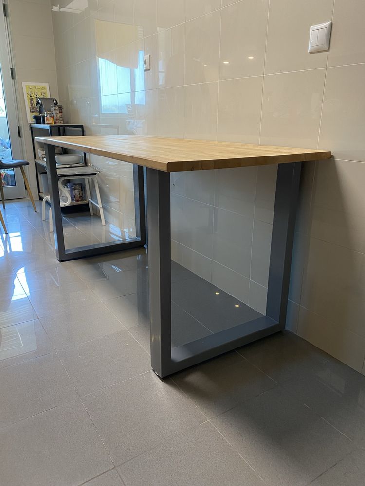 Mesa com tampo em carvalho e pernas em aço