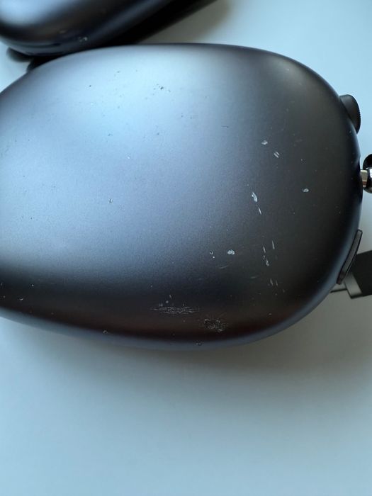 Uszkodzone AirPods Max Apple