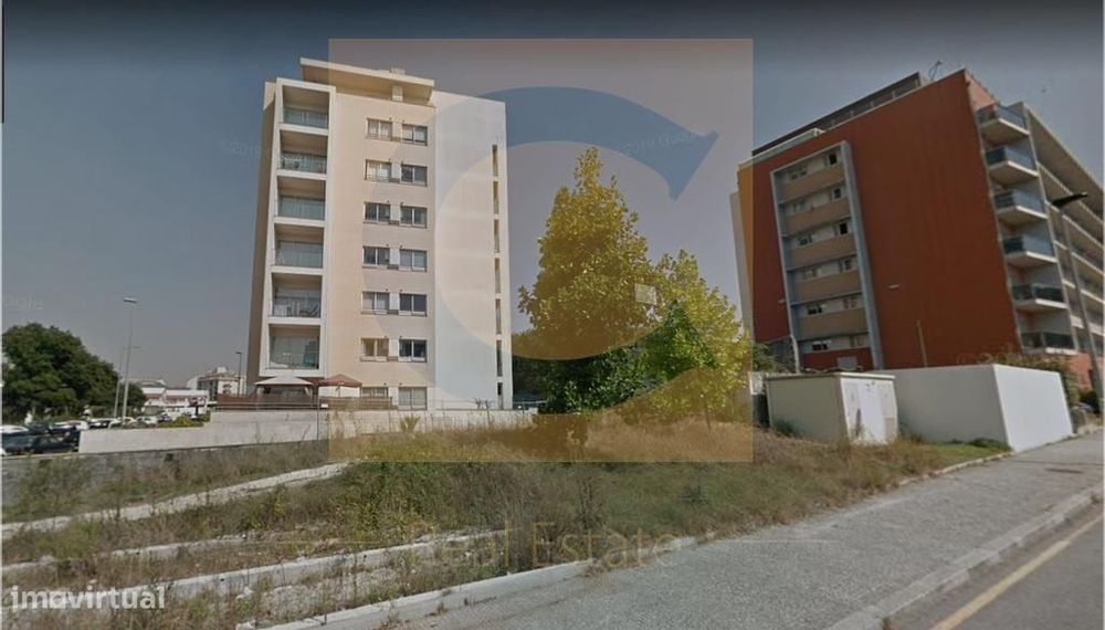 LUGAR DE GARAGEM - Edifício junto ao Pólo Universitário